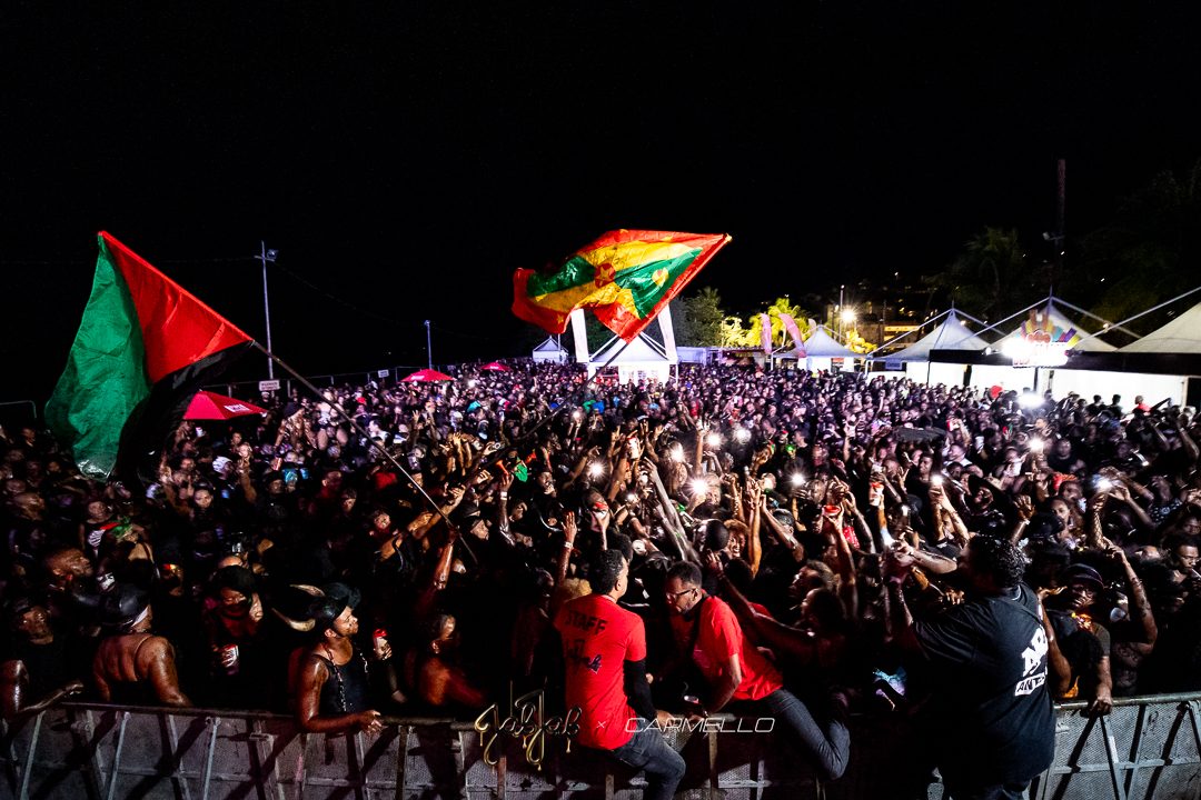 Foule JABJAB avec drapeaux — destination Le Carbet